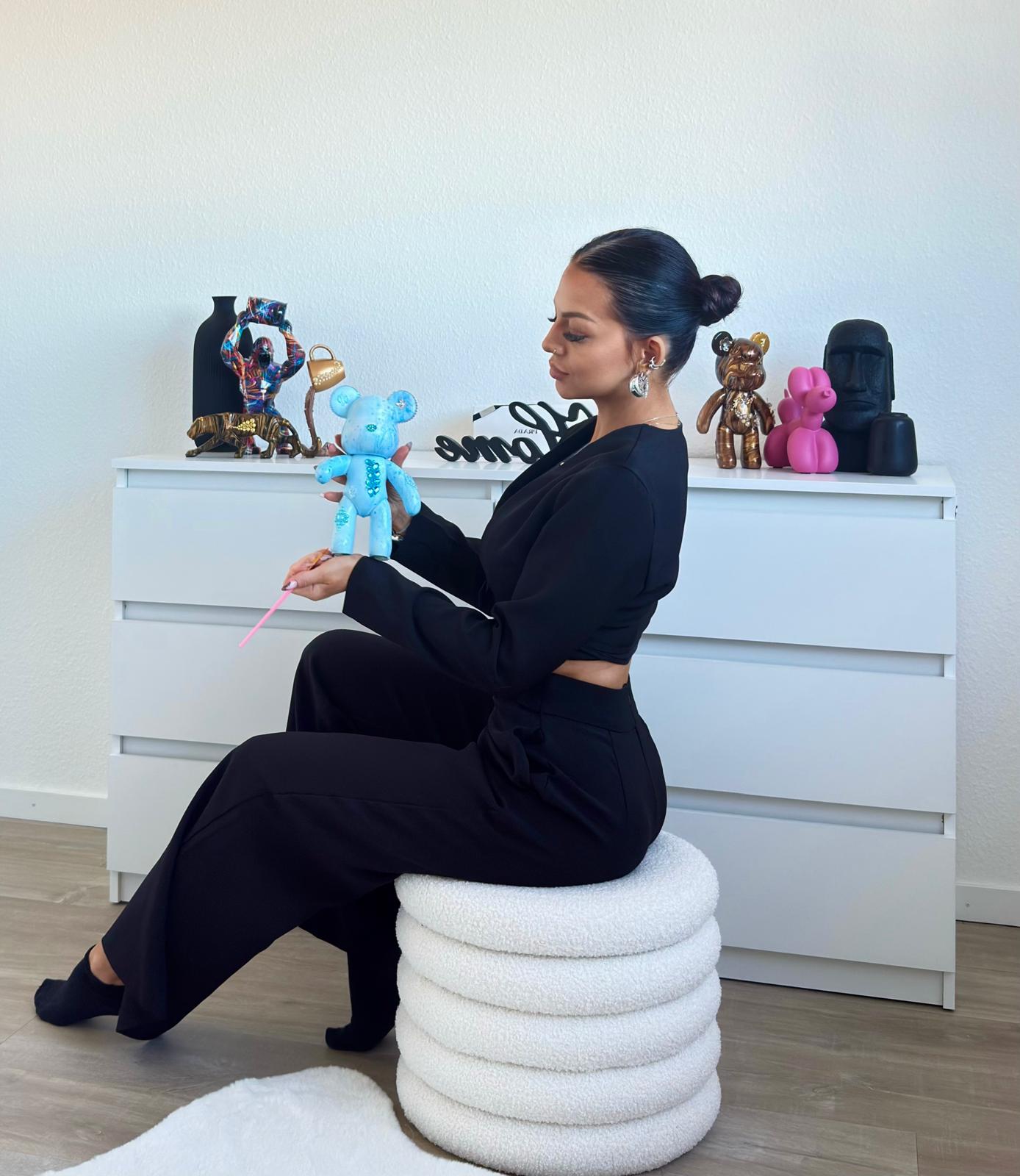 Jessica Stehle, fondatrice de YecaArt, dans son atelier à Neuchâtel
